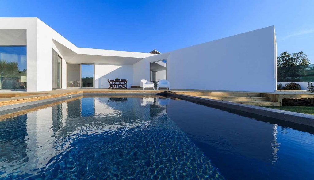 Chalet blanco de obra nueva con piscina