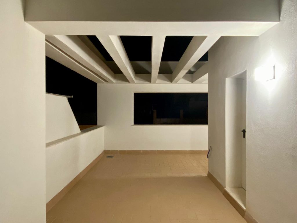 Terraza cubierta con pérgola de vigas blancas en la vivienda de obra nueva de 450 m² en Nervión